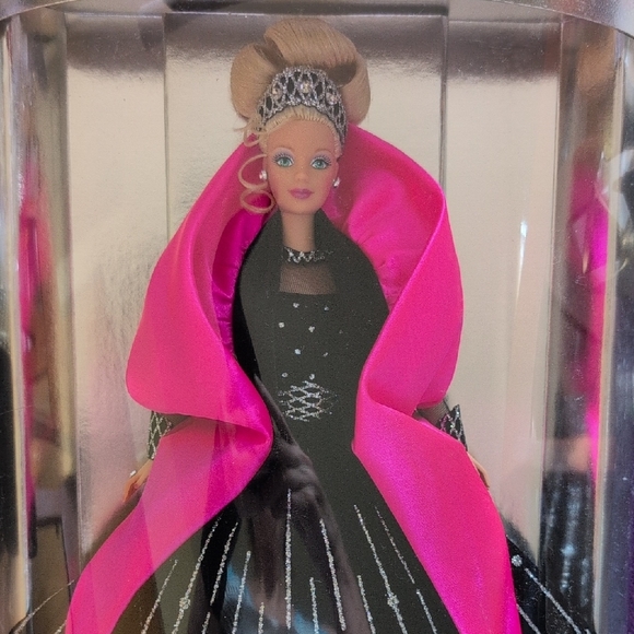 RARE ERROR Barbie in Vibrant Pink and Elegant Black Gown - Picture 12 of 16
